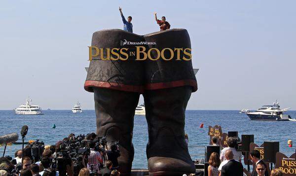 Antonio Banderas und Salma Hayek kletterten am ersten Tag des Filmfestivals Cannes auf überdimensionalen Stiefeln herum. Der Grund? Ende des Jahres soll ihr Film "Der gestiefelte Kater" in die Kinos kommen.