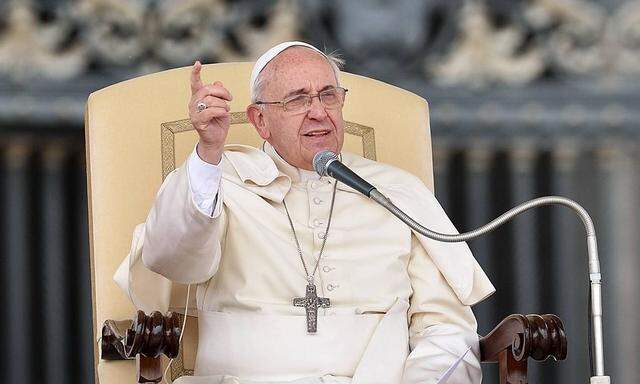 Rom Vatikan 07 05 2014 Papst Franziskus I mahnt bei der woechentlichen Generalaudienz auf dem Pete