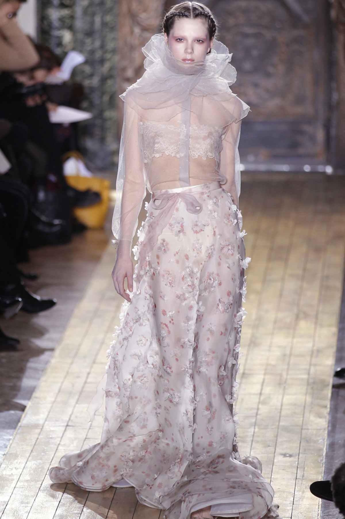 Maria Grazia Chiuri und Pier Paolo Piccioli veranstalteten ein Elfen Defilee für Valentino. Tranparenz umspielte die Mädchen, als hätte das delikate Zwirngeflecht gar nicht den Anspruch, den Körper bedecken zu wollen.