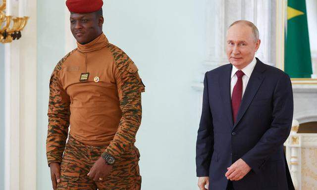 Wladimir Putin and Burkina Fasos Machthabers Ibrahim Traore im Sommer in Sankt Petersburg.