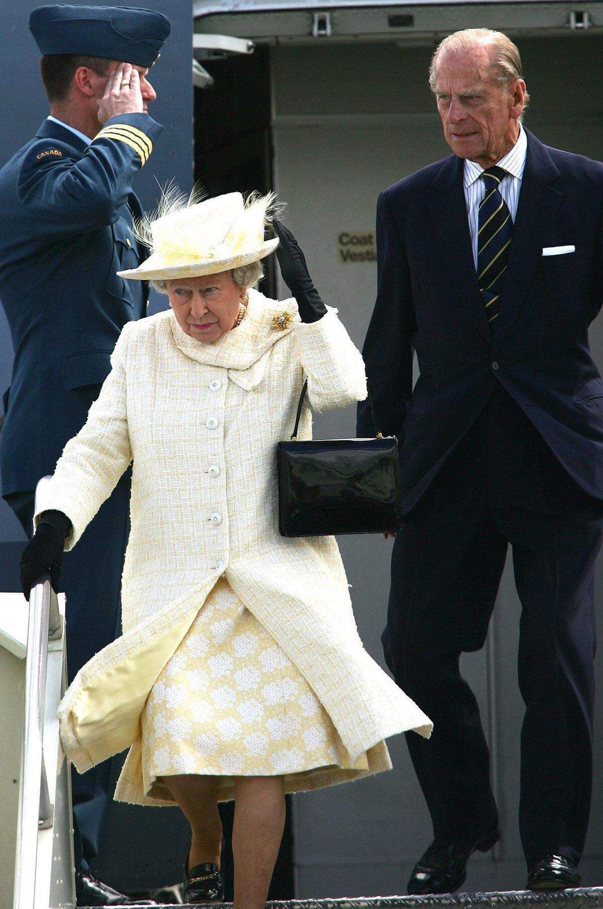 Stewart Parvin, der Hofschneider der Queen, hat verraten, dass er Gewichte in den Saum der Kleider näht. Er greift meist zu einfachen Bleibändern von Gardinen, um seine Designs am Einschlag zu beschweren. Heftige Windstöße können so nicht mehr zur entblößenden Gefahr werden.