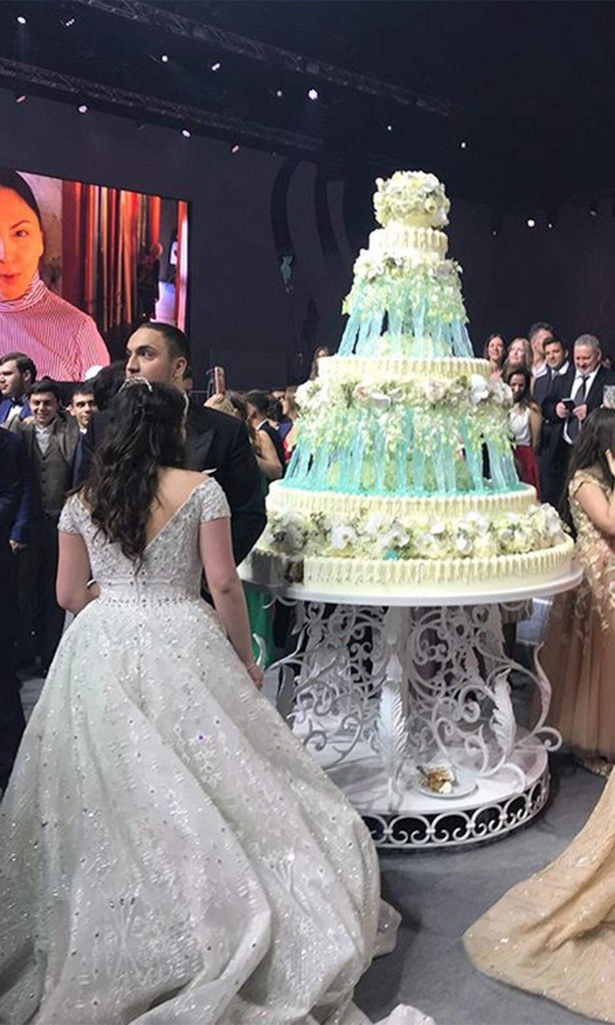 Da hat sich wohl jemand von Disneys „Die Eiskönigin“ inspirieren lassen. Die mehrschichtige, aufwendig verzierte Hochzeitstorte sah so aus, als wäre sie von Eiskristallen gestützt.