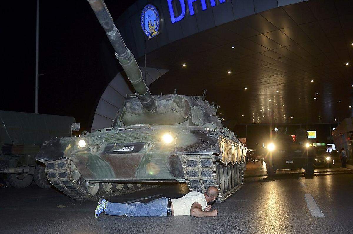 Beim Flughafen Istanbul hindert ein Demonstrant einen Panzer an der Weiterfahrt.
