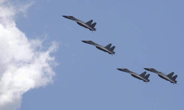 Chinesische J-11B Jets. Immer wieder fliegen chinesischen Kampfjets rund um Taiwan.