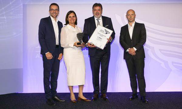 Auszeichnung 1. Platz, Kategorie National Großbetriebe für die Bäckerei Mangold GmbH (v.l.): IV Vorarlberg-Geschäftsführer Christian Zoll, Mangold Unternehmerpaar Monika und Egon Haag sowie KSV1870-Vertriebsleiter Michael Pavlik.