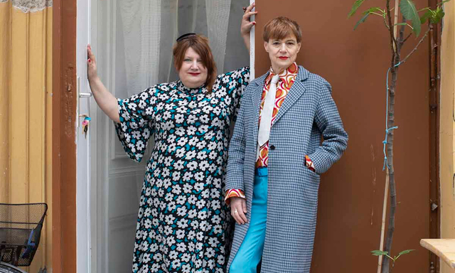 Jakob Lena Knebl und Ashley Hans Scheirl vor ihrem Prateratelier.