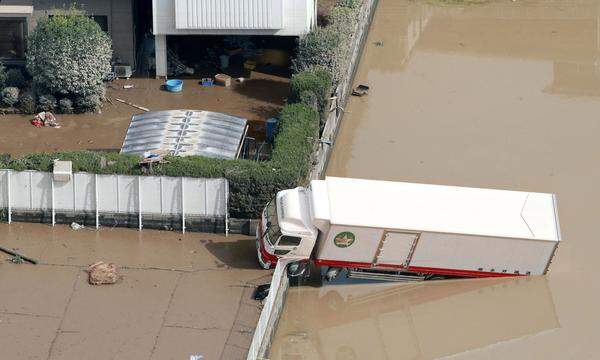 Tagelange Rekord-Regenfälle im Zuge eines Taifuns lösten besonders im Westen des Landes Überschwemmungen und Erdrutsche aus. Dutzende Häuser wurden zerstört und tausende weitere überschwemmt. Ein Bild aus Kurashiki, Präfektur Okayama