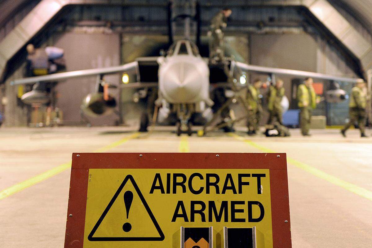 Ein Tornado der britischen Royal Air Force wird auf der Basis in Marham (GB) für den Einsatz vorbereitet.