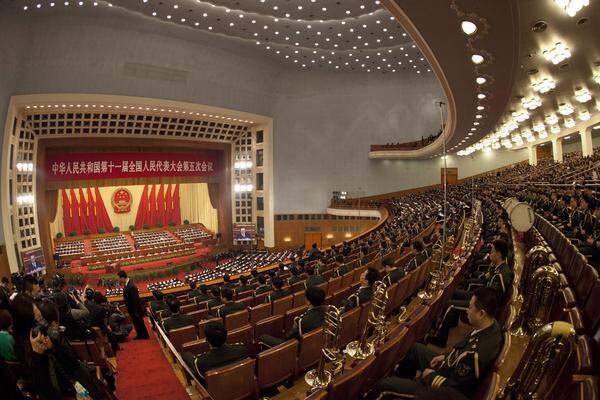 In Peking tagt seit Montag Chinas Nationaler Volkskongress. Rund 3000 Abgeordnete gehören der Versammlung an. Sie treffen sich jährlich für zehn bis zwölf Tage im März in der Großen Halle des Volkes in Peking. Nach der Verfassung ist der Kongress eigentlich höchstes Staatsorgan - unter der Alleinherrschaft der Kommunistischen Partei aber vor allem ein Werkzeug der politischen Führung.