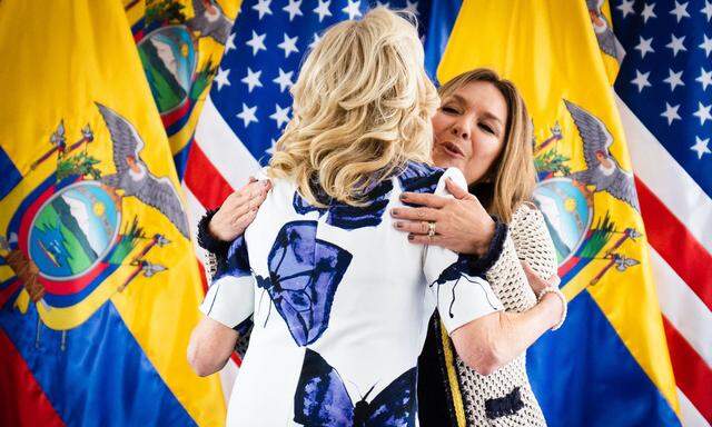 Küsschen unter First Ladies: Jill Biden (l.) und Maria de Lourdes Lasso, die Frau des Präsidenten Ecuadors, in Quito. 