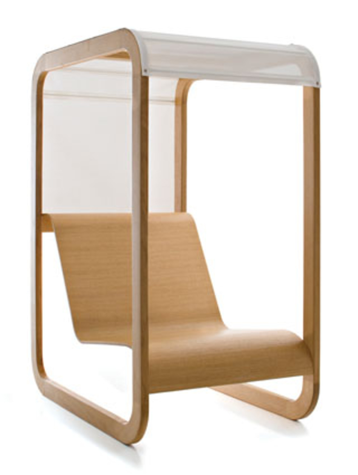 Auch Skandinavien bot Anregungen. Die Japaner Setsu und Shinobu Ito etwa nahmen Anleihen bei Alvar Aaltos hellen Bugholzklassikern, hissten dazu ein Sonnensegel, und fertig ist der perfekte Schattenplatz.  Sessel mit Sonnenschutz SWA von Setsu und Shinobu Ito für Fornasarig, bei Hans Taus