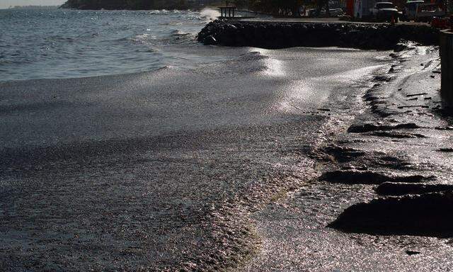 Öl sammelt sich an bei Touristen beliebten Stränden auf der Insel Tobago in der Karibik.