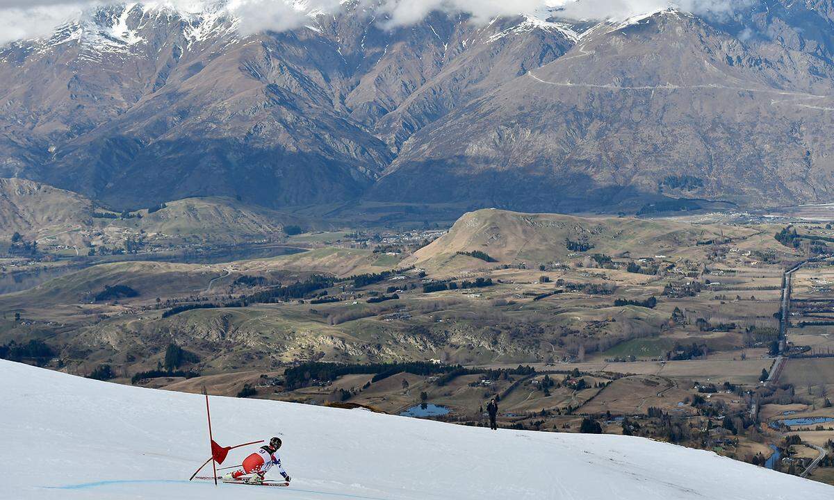 Das Skigebiet Coronet Peak befindet sich in den Neuseeländischen Alpen zwischen Queenstown und Arrowhead in Otago auf der Südinsel. Auf über 40 Pistenkilometer können Skifahrer und Snowboarder ihre Spuren in den Schnee pflügen und dabei auf einer Höhe von 1200 bis 1600 Meter den Ausblick auf Neuseelands einmalige Natur genießen. Und auch die Damen und Herren des ÖSV feilen im Sommer auf neuseeländichen Schnee an ihrer Technik für die neue Skiweltcup Saison.
