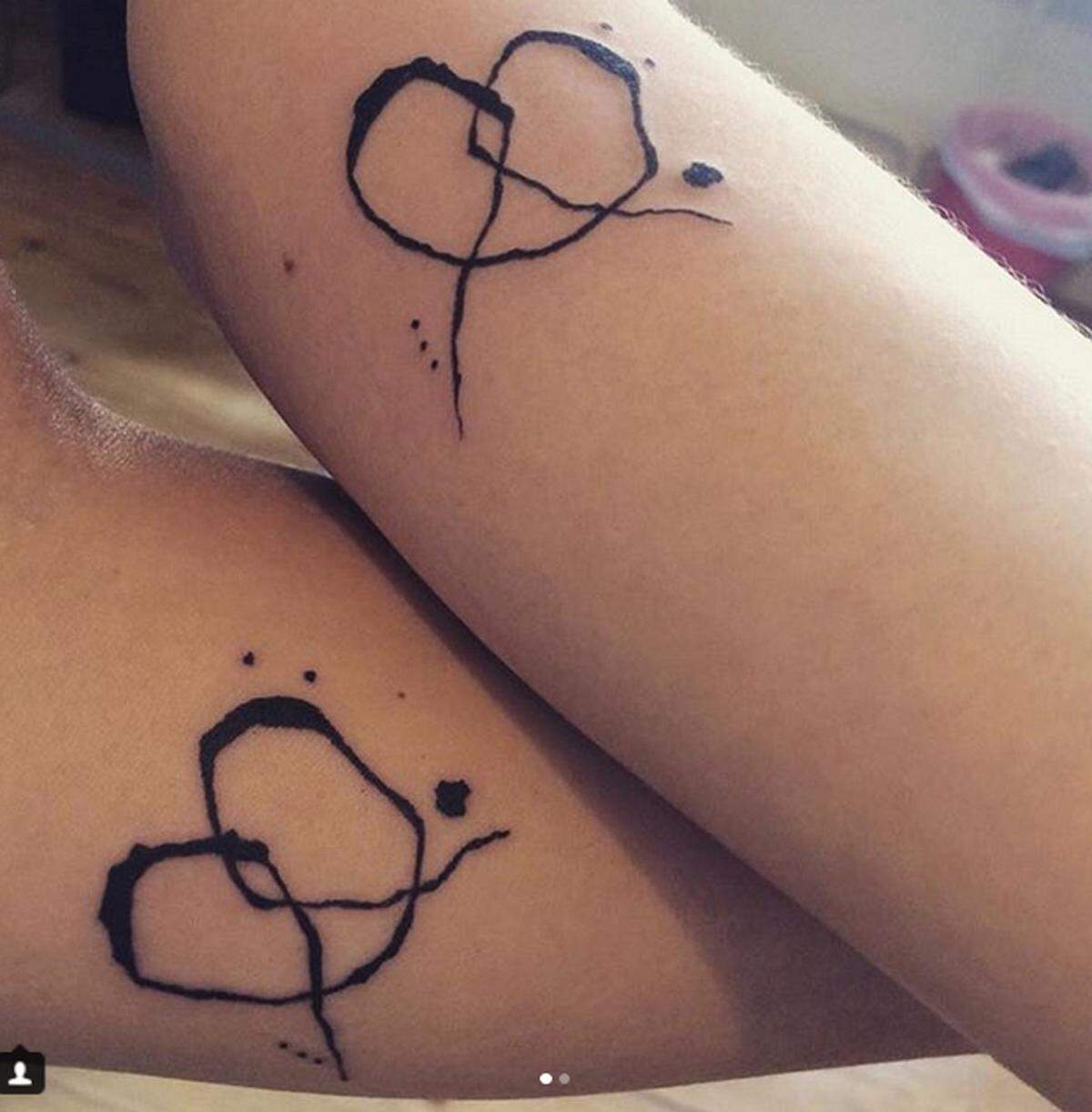 Ob zwischen Mutter und Tochter, zwei Brüdern oder innerhalb des Freundeskreises. Das zusammenpassende Tattoo eint, was zusammengehört.