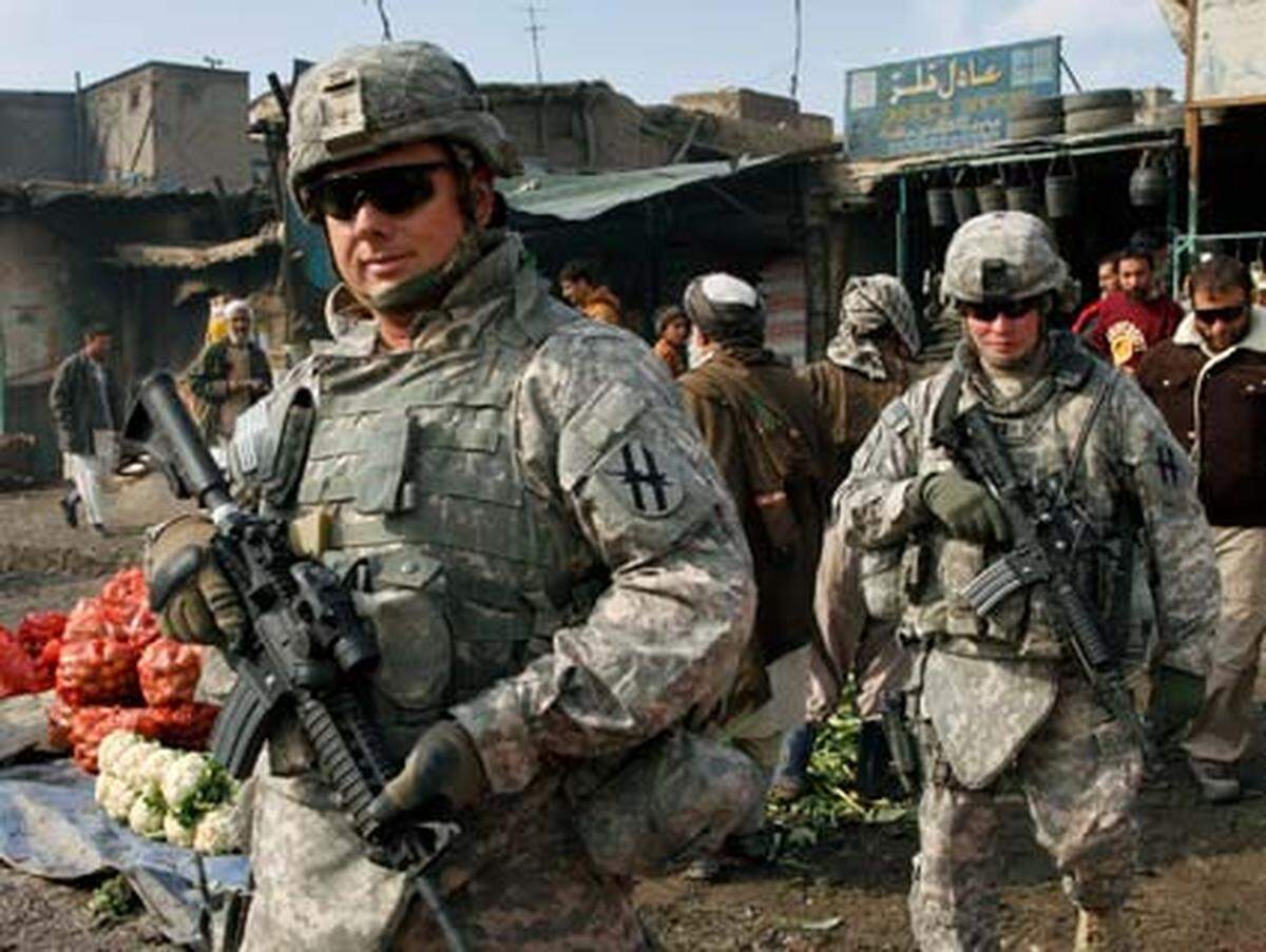 Auch der Krieg der USA und ihrer Verbündeten in Afghanistan ist bei der amerikanischen Bevölkerung weiterhin sehr unpopulär. 58 Prozent lehnten in einer kürzlich veröffentlichten Umfrage von Associated Press und GfK den Einsatz von US-Soldaten am Hindukusch ab.