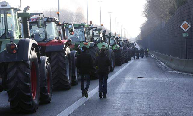 Seit Dienstag blockieren auch in Belgien Landwirte mit ihren Traktoren Autobahnen.