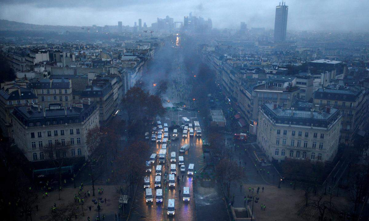 1. Dezember. Der Protest der gelben Warnwesten-Träger prägte den Winterbeginn in Frankreich. Was als Aufschrei gegen hohe Spritpreise begann, wurde zu einer riesigen Bewegung gegen die Politik von Präsident Emmanuel Macron. Es kam zu gewalttätigen Auseinandersetzungen mit der Polizei - wie hier nahe des Place de l'Étoile in Paris.