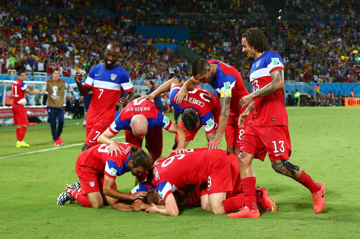 Kollektiver Jubel bei den USA. Die Mannen von Teamchef Jürgen Klinsmann besiegen Ghana mit 2:1.