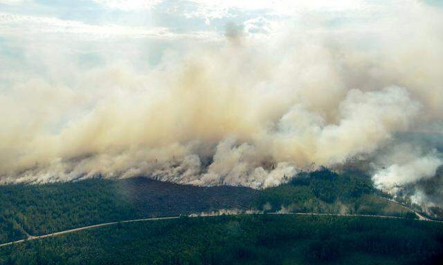 Einer der vielen Waldbrände in Schweden tobt in der Nähe von Ljusdal.
