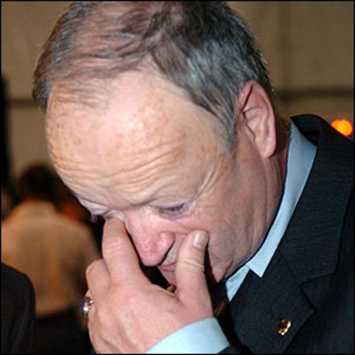 "Meine Kinder sind der Meinung, 65, und das war's. Auch ich bin traumatisiert. Infrage stellen muss ich mich. Ich war sechs Jahre im engsten Führungskreis. Ich fühle mich mitverantwortlich."Der derzeitige Nationalratspräsident Andreas Khol wird wohl aus der Politik ausscheiden.