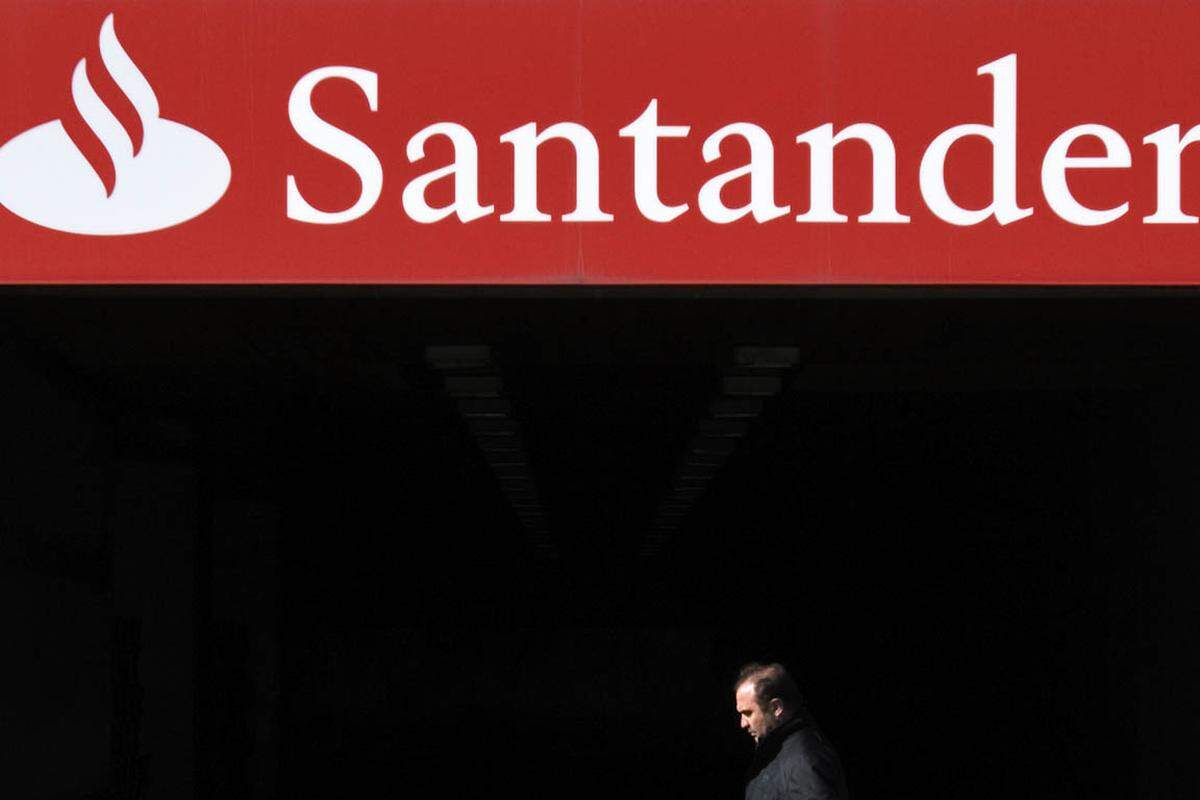 Das Griechenland-Engagement spanischer Banken ist vergleichsweise unbedeutend. Schätzungen zufolge halten die spanischen Geldinstitute Santander, BBVA und Bankia insgesamt weniger als 500 Millionen Euro an griechischen Staatsanleihen. Keine herausragende Rolle in dem Land spielt die Diskussion über eine Beteiligung privater Gläubiger.
