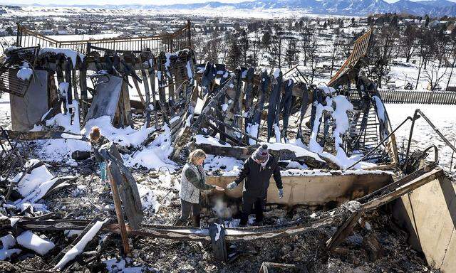 Ein Feuer hat fast tausend Häuser in zwei Vororten der Metropole Denver zerstört. In mehreren Straßenzüge ist nur noch die Asche von Häusern übrig.