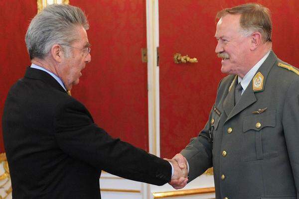 Nach dem Abschieds-Festakt eilte Entacher in die Hofburg, wo er von Bundespräsident Heinz Fischer das Große Silberne Ehrenzeichen mit dem Stern verliehen bekam. Fischer lobte Entacher als "verdienter Offizier", der rund 43 Jahre im Dienste des Heeres gestanden sei. Edi, wie er dort genannt werde, sei "streng, aber gerecht".Am Abend hat Entacher Freunde, Bekannte, Kollegen und Kameraden zu einer Privatfeier in der Maria-Theresien-Kaserne geladen.