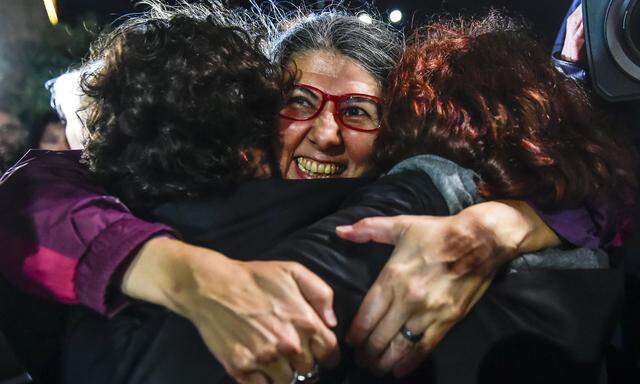 Freudig begrüßt wurde in der Nacht zum Donnerstag die freigelassene Bürgeraktivistin Özlem Dalkıran.