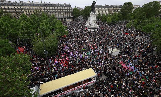 Auf dem Place de la République in Paris demonstrieren Menschen gegen den rechtspopulistischen Rassemblement National (RN).