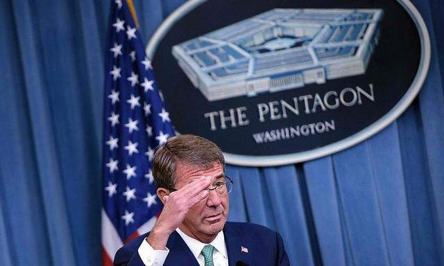 Archivbild. Noch-Pentagon-Chef Ashton Carter bekommt Erfolgsmeldungen seiner Drohnen-Mission in Syrien.