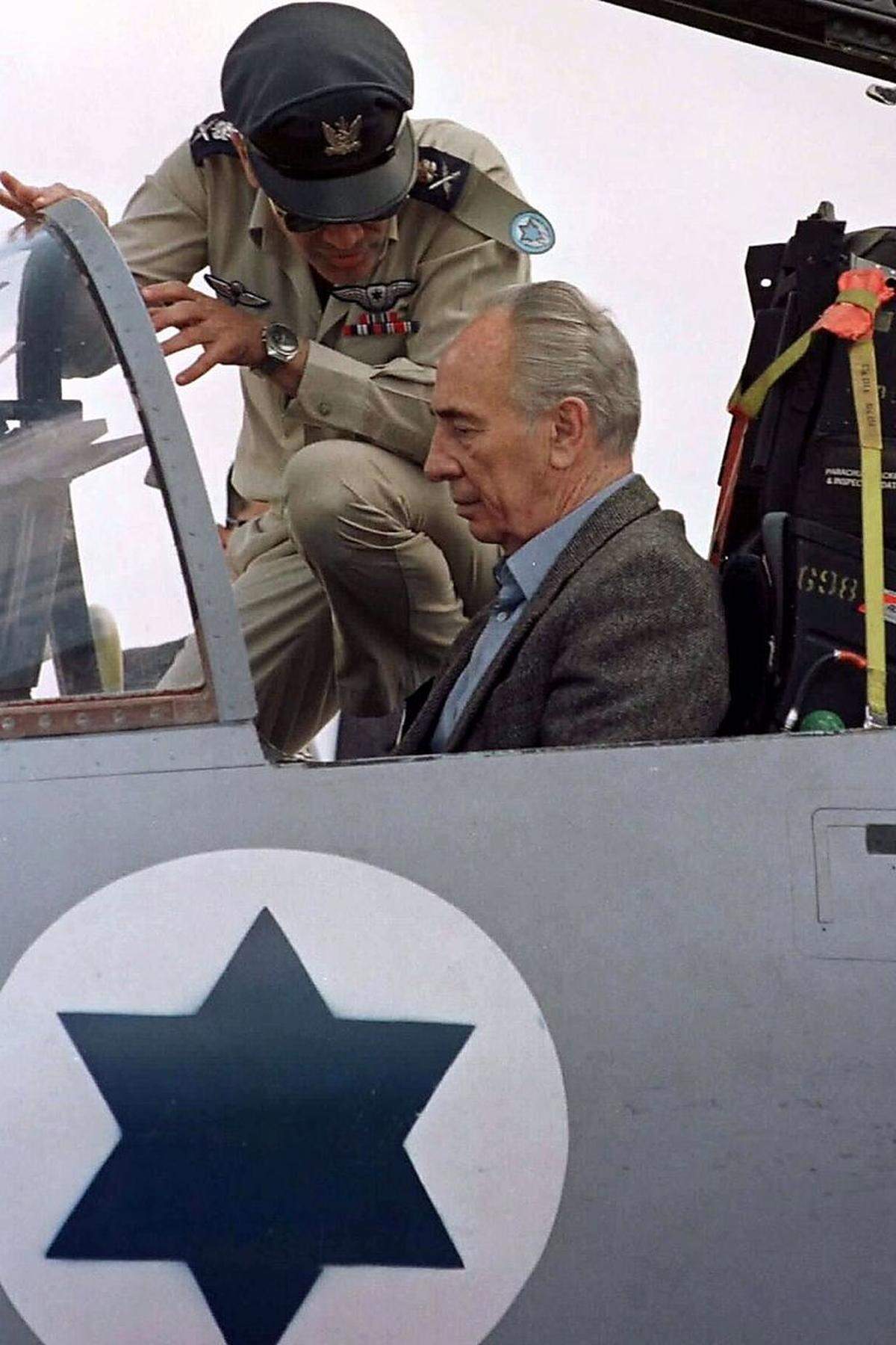 Shimon Peres trat bereits 1947, ein Jahr vor der Staatsgründung Israels, der Hagana bei, aus der später die israelische Armee entstehen sollte. Nach dem Unabhängigkeitskrieg arbeitete er mehrere Jahre für das Verteidigungsministerium. Auch später blieben seine Bande mit der Armee eng, der er auch als Verteidigungsminister vorstand.