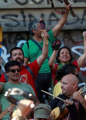 In Santiago de Chile gedenken Demonstranten den Opfern der Massenproteste gegen die Regierung.