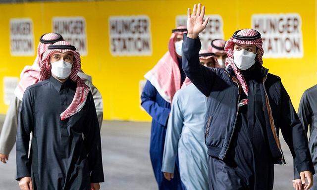 Der saudische Kronprinz Mohammed bin Salman (re.) beim Besuch eines Autorennens. Er ist nun ins Visier der USA geraten.