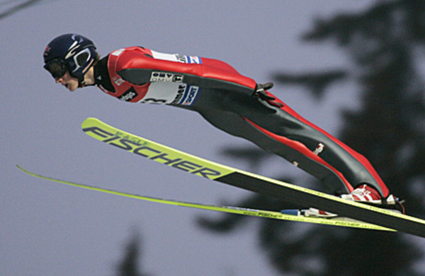 2006/07 startet Schlierenzauer, der seit seiner Geburt auf dem linken Ohr taub ist, in seine erste komplette Weltcup-Saison. Und schon beim dritten Versuch fährt der 16-Jährige am 3. Dezember in Lillehammer den ersten Sieg ein.