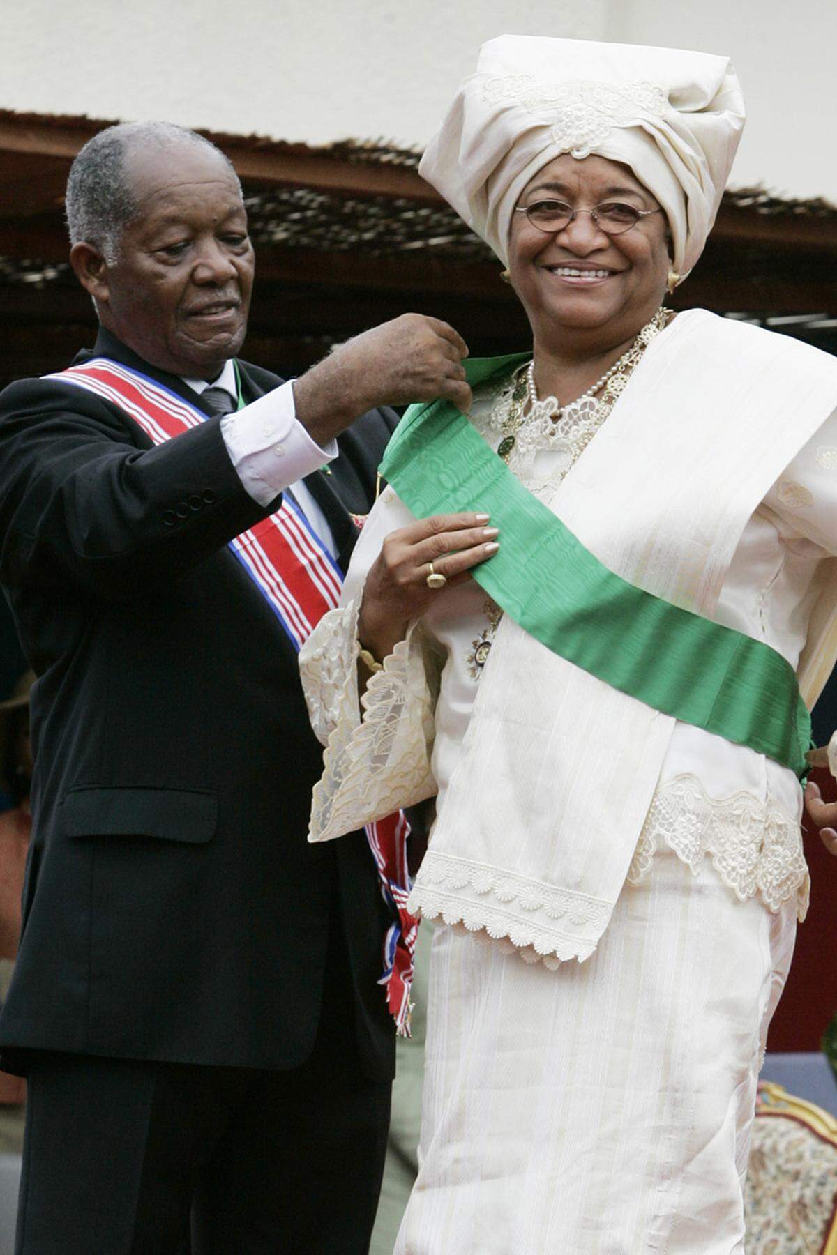 Johnson-Sirleaf hat eine atemberaubende Karriere hinter sich: Die 72-jährige Liberianerin hat in Harvard studiert und erklomm anschließend Schritt für Schritt die Karriereleiter - unter anderem bei den Vereinten Nationen und der Weltbank. Sie gehört zu den wenigen Frauen in Afrika, die in der Politik schon vor Jahrzehnten eine Rolle spielten. Sie war Kabinettsmitglied der liberianischen Regierung, die 1980 im Putsch von Samuel Doe gestürzt wurde. Später wurde Johnson-Sirleaf wegen Landesverrats verurteilt und ihr Haus geplündert, schließlich ging sie ins Exil. Vor fünf Jahren kam dann mit dem Sieg bei der liberianischen Präsidentenwahl der Höhepunkt ihrer politischen Karriere. "Dies öffnet die Tür für Frauen auf dem gesamten Kontinent", sagte Johnson-Sirleaf damals. "Und ich bin stolz darauf, dass ich diejenige bin, die die Tür öffnet." Obwohl sie als "Eiserne Lady" gilt - integer, unbeugsam und willensstark - war die Aufgabe, die sie dann erwartete, alles andere als einfach.