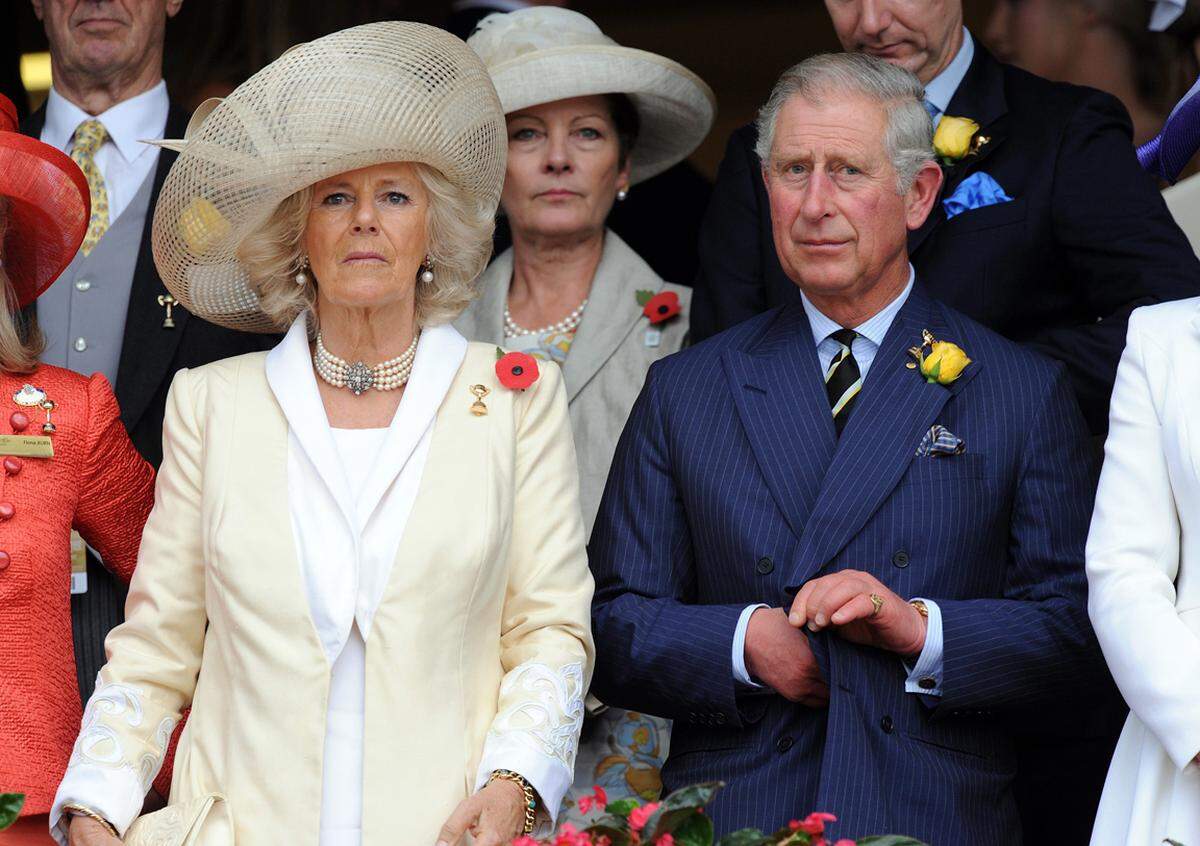 Zu den 60-jährigen Thronfeierlichkeiten von Queen Elizabeth reisen nach William und Kate nun Charles und Camilla durch die Welt. Beim Melbourne Cup in Australien wurden sie angesichts der Hutmode wohl an Ascot erinnert.