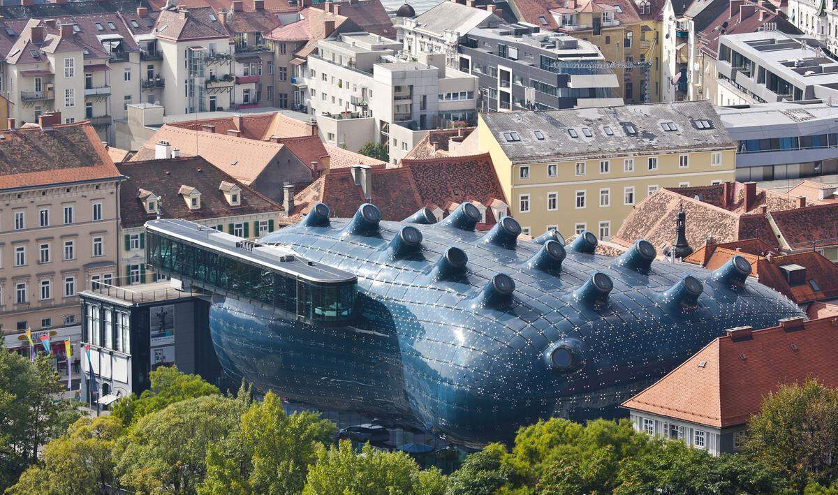 Im Rahmen der Kulturhauptstadt 2003 erhielt Graz mit dem von den Architekten Peter Cook und Colin Fournier geschaffenen Kunsthaus ein neues architektonisches Wahrzeichen. Das neue Gebäude wurde in eine Baulücke zwischen Lendkai und Mariahilferstraße gesetzt und grenzt unmittelbar an das „Eiserne Haus“ - ein zwischen 1846 und 1848 als modernes Warenhaus errichtetes Gebäude, das entkernt und mit dem Kunsthaus verbunden wurde. Die denkmalgeschützte Fassade mit seiner Gusseisenstruktur im Obergeschoss blieb erhalten.  Der Ausstellungsort für zeitgenössische Kunst bietet auf rund 11.000 Quadratmeter Nutzfläche vielfältig nutzbare Möglichkeiten, auch die Außenhaut ist als Medienfassade bespielbar. Die „Bubble“ ist der blaue Körper des Kunsthaus Graz, der in seiner biomorphen Struktur über dem Foyer schwebt. Sie besteht aus insgesamt 1288 blau eingefärbten semitransparenten Acrylglasplatten, davon sind 1100 Platten im Außen- und 188 im Innenbereich des Kunsthaus Graz installiert. Eisernes Haus – 1848 wurde das „Eiserne Haus“ als älteste Gusseisenkonstruktion Österreichs