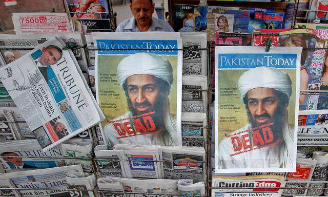 Pakistanische Zeitungen vermelden den Tod von Osama bin Laden, Mai 2011 