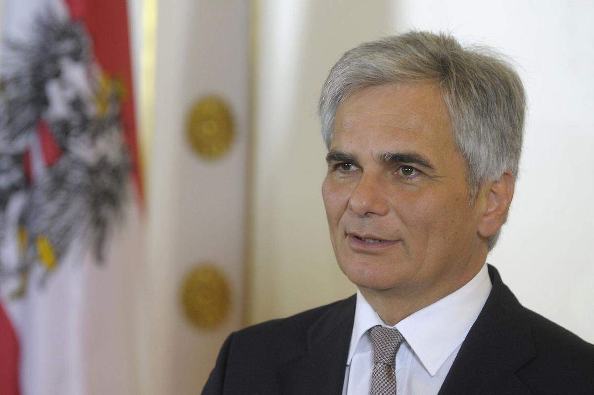 Faymann sieht die Turbulenzen in der OMV als Beleg für die Richtigkeit der Reformpläne in der Staatsholding ÖIAG. Es müsse Ordnung herrschen, "chaotische Zustände nützen niemandem", sagte Faymann. . Der "Selbsterneuerungsclub" könne nicht bestehen bleiben, sagte er und verwies darauf, dass die Politik für die Vorgänge in den Staatsbetrieben verantwortlich gemacht werde. "Wenn man Schuld ist, soll man wenigstens entscheiden können und nicht traurig zuschauen müssen", so der Bundeskanzler.