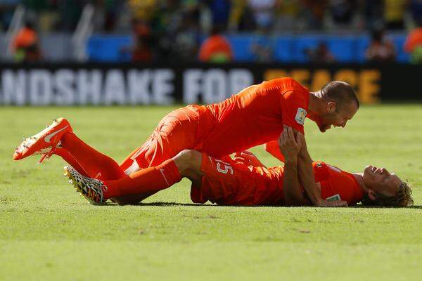 In der 94. Minute trifft Klaas-Jan Huntelaar per Strafstoß zum 2:1 gegen Mexiko und versetzt die Niederlande in einen Freudentaumel.
