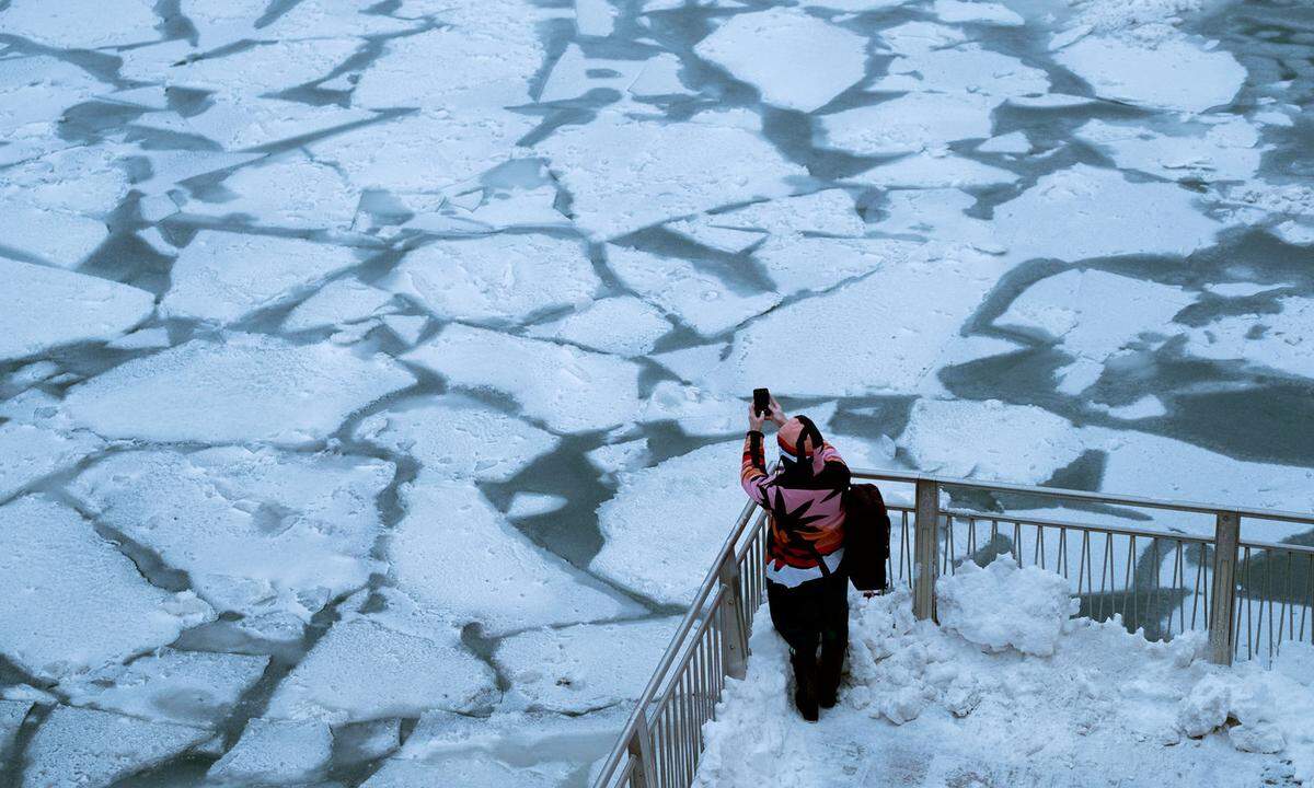 Europa und Asien sind nach Angaben von Wissenschaftlern noch stärker und häufiger von Kaltluftausbrüchen aus der Arktis betroffen. Im Bild der Chicago River.