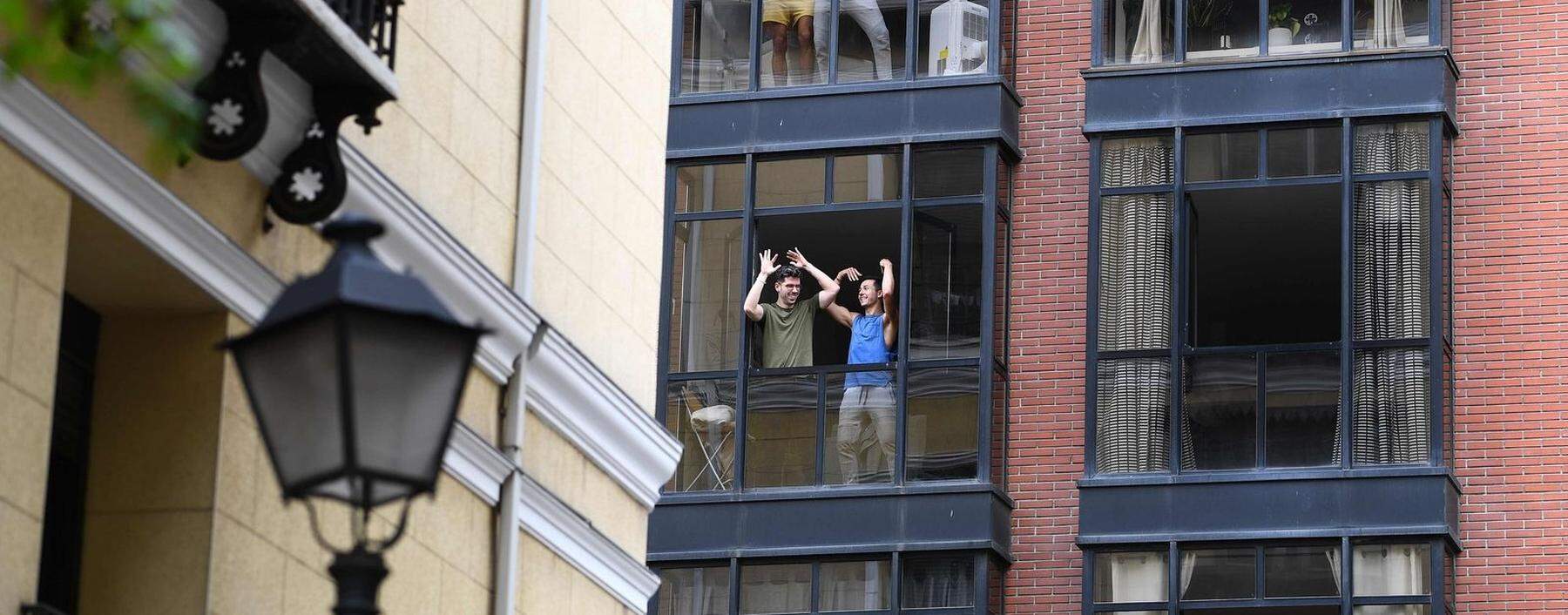 Zu Hause bleiben in Madrid: Auch in der spanischen Hauptstadt singen Menschen von ihren Balkonen gegen die Einsamkeit. 