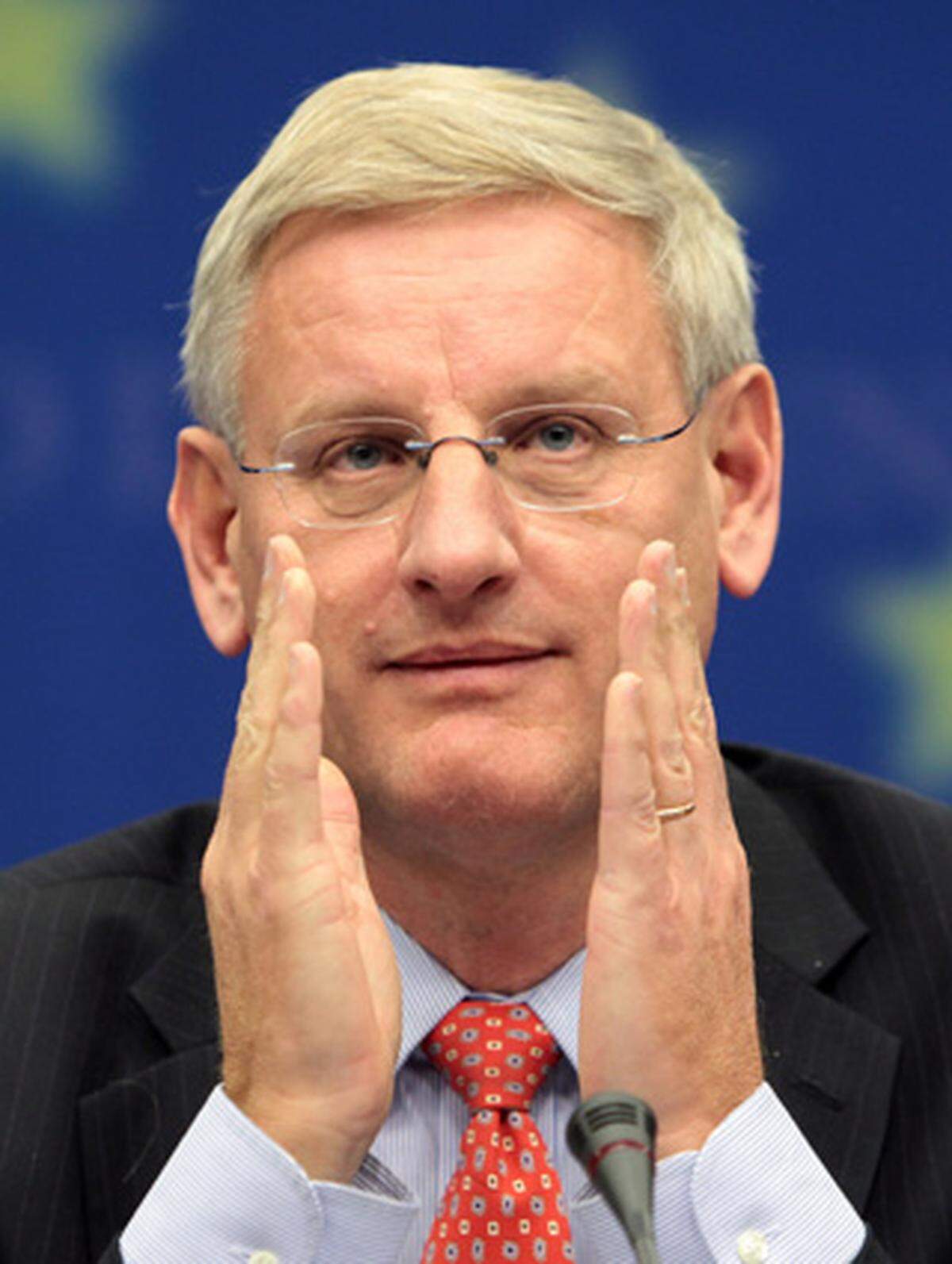 abzeichnende irische Ja zum Lissabon-Vertrag als wichtigen Sieg für ganz Europa gewürdigt. Die Zustimmung stärke die europäische Stimme, sagte Schwedens Außenminister Carl Bildt. Nun sei es nur noch eine Frage der Zeit, wann die Gemeinschaft der 27 Staaten den Startknopf für eine bessere Zusammenarbeit drücken könne.