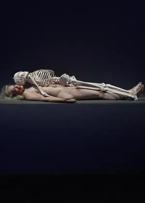 Zwei Stunden liegt Grischka Voss in der Abramović-Ausstellung etwa unter einem Skelett (keinem echten). Am Anfang denke man noch, erzählt sie. Dann nicht mehr, nur Leere und Entspannung.