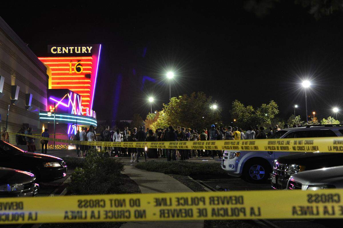 Eine Kinofilm-Premiere im "Century 16 Theatre" in Aurora im US-Bundesstaat Colorado wurde am 15. Juli 2012 zum Albtraum. Ein Maskierter schoss wahllos um sich und tötete zwölf Menschen, darunter auch ein 6-jähriges Mädchen. 58 Menschen wurden zum Teil schwer verletzt. Die Besucher der mitternächtlichen "Batman"-Premiere flüchteten nach draußen.