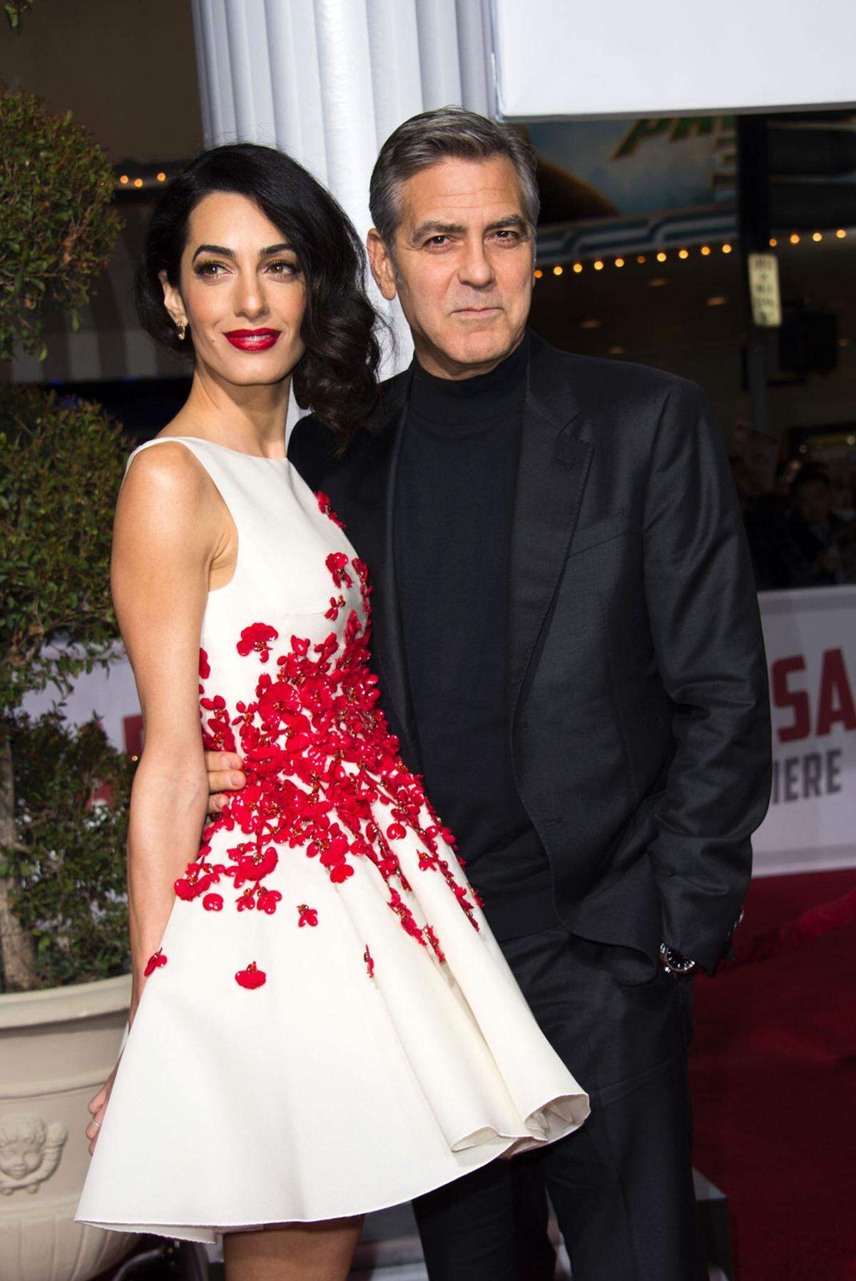 Hollywood-Star George Clooney wird mit 55 Jahren erstmals Vater und dann gleich in doppelter Ausführung. Seine Frau Amal erwartet Berichten zufolge Zwillinge. Der Schauspieler Clooney und die britisch-libanesische Anwältin sind seit 2014 verheiratet. Im Club ergrauter Zwillingsväter ist Clooney in bester Gesellschaft.