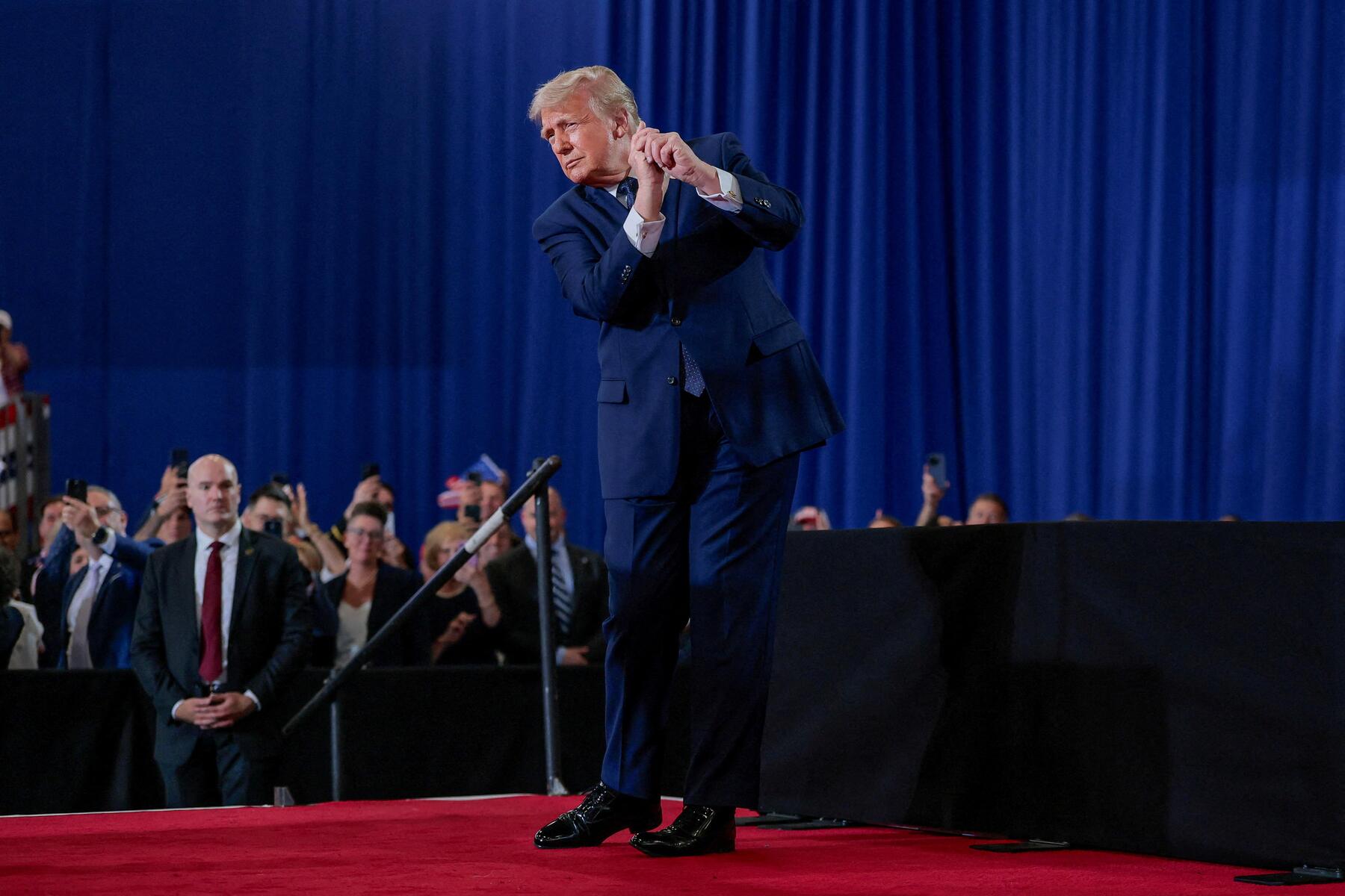 Weißes Haus zeigt KI-Clip: Trump wirft Comedian in die Mülltonne