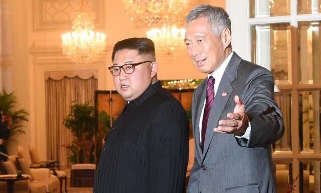 Willkommen in Singapur: Nordkoreas Diktator Kim (l.) wurde von Singapurs Premier Lee empfangen.  