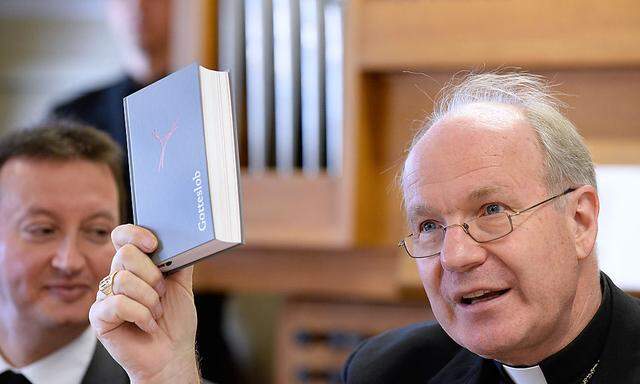 Kardinal Christoph Schönborn präsentiert das neue Gesangs- und Gebetsbuch 'Gotteslob' im Rahmen einer Pressekonferenz zum Thema 'Ergbnis der Bischofskonferenz' am Freitag