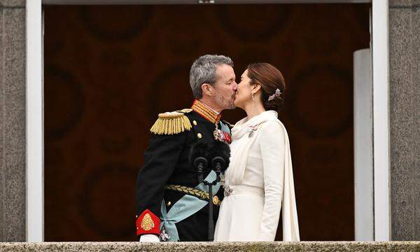 Das frischgebackene Königspaar Frederik X. und Mary von Dänemark küssen sich auf dem Balkon von Schloss Christiansborg in Kopenhagen.